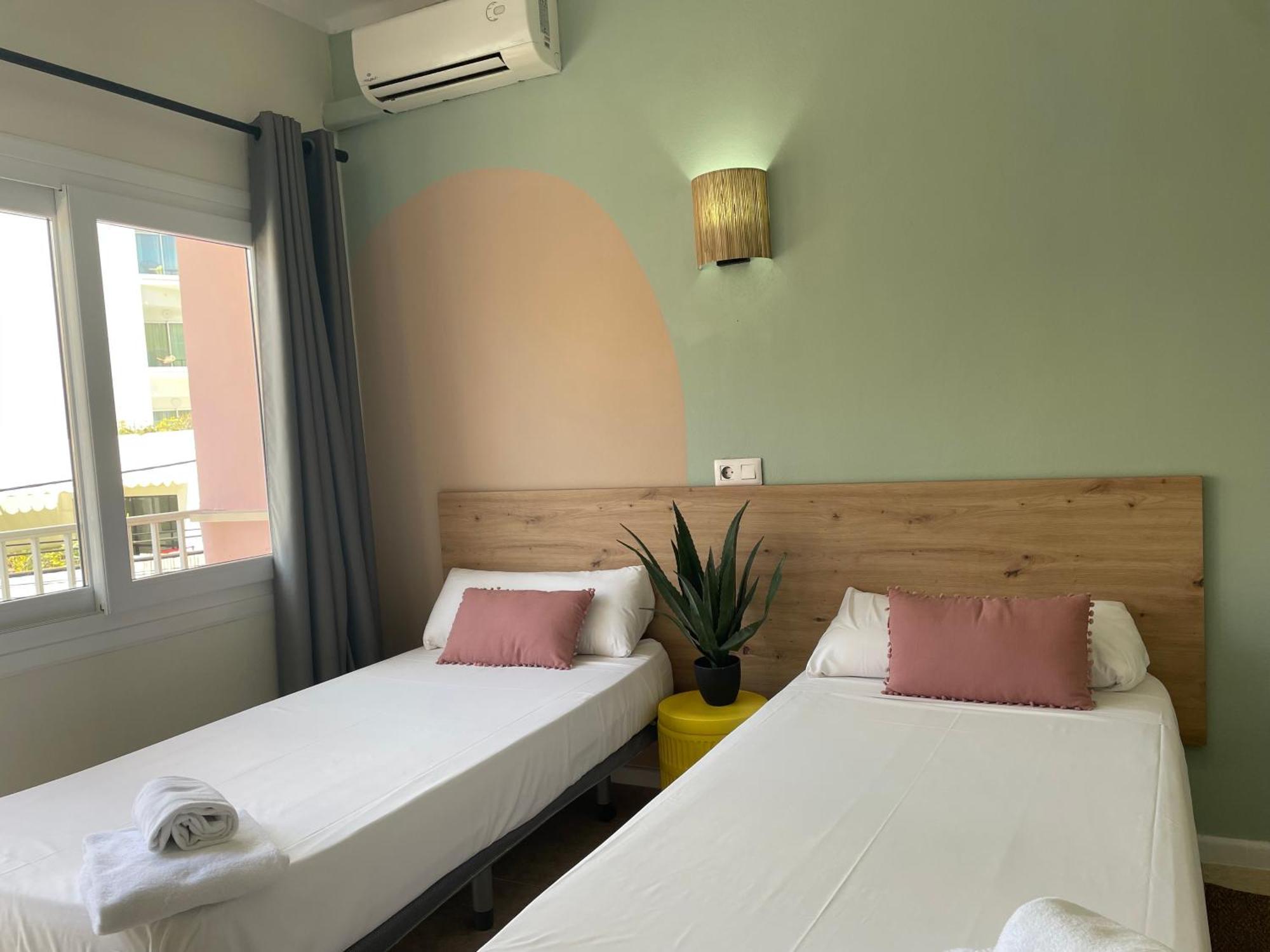 Hostal Playa De Palma Bagian luar foto